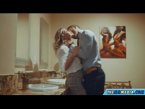 ❤️ Kiam belplena blondulo delogas vin en publika necesejo ️  Sekso ĉe porno eo.hentaivost.ru ❤